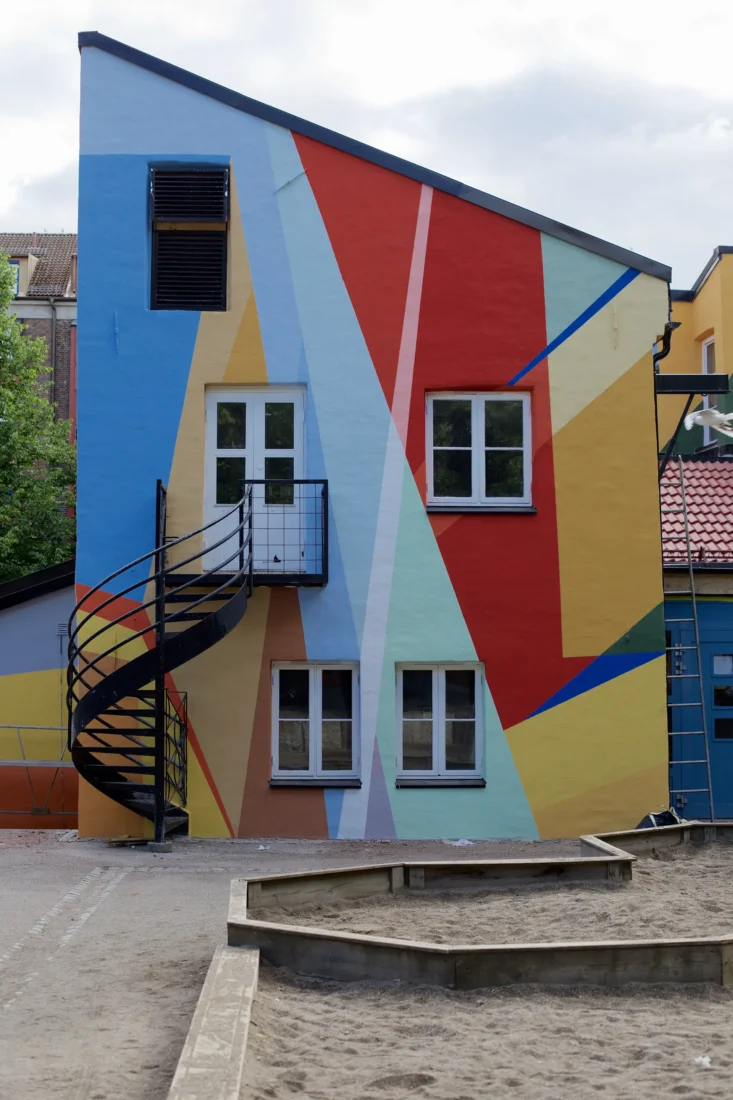 Mosaikk barnehage med fargerik fasade