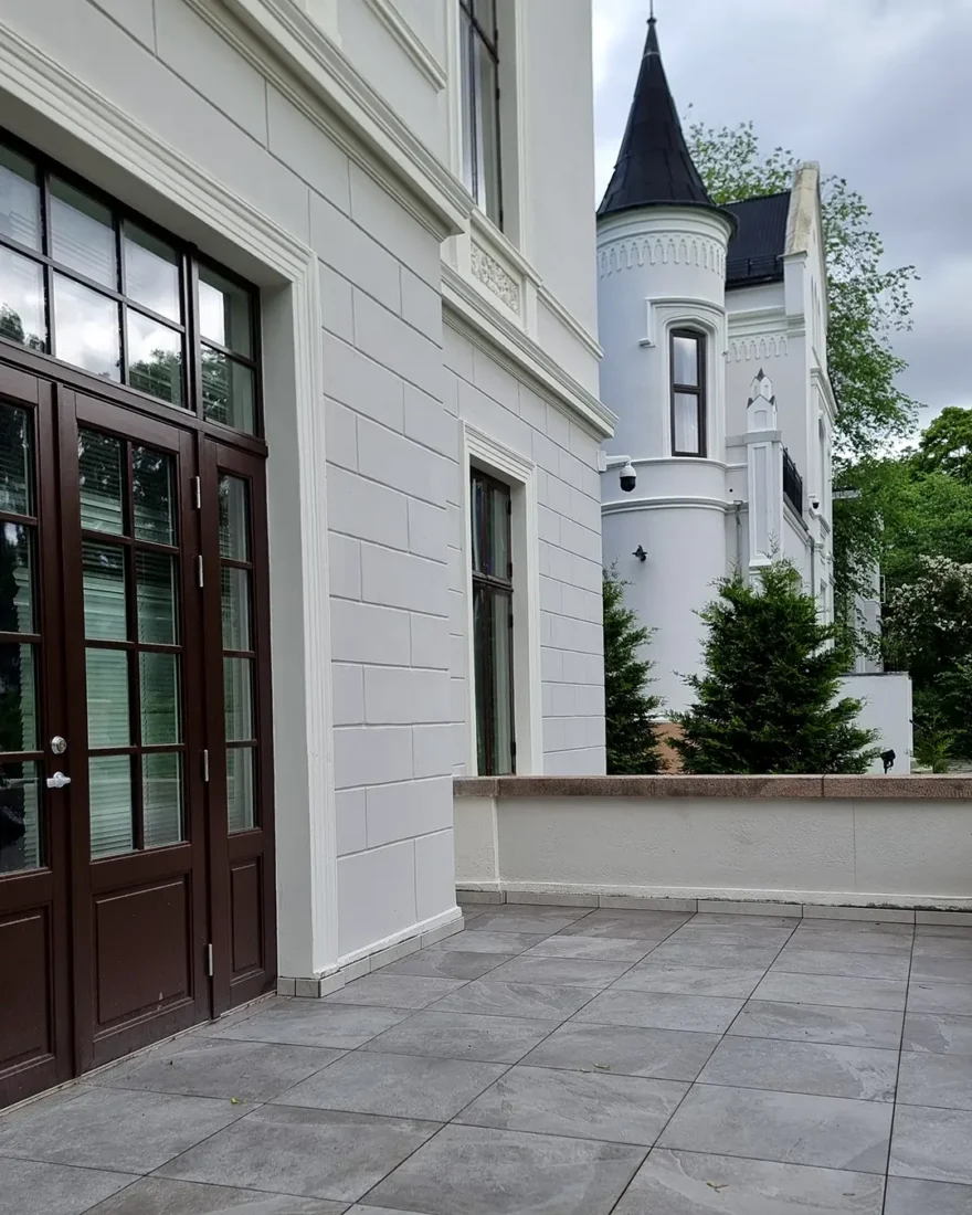 fliser på veranda og trapp ved den italienske ambassade