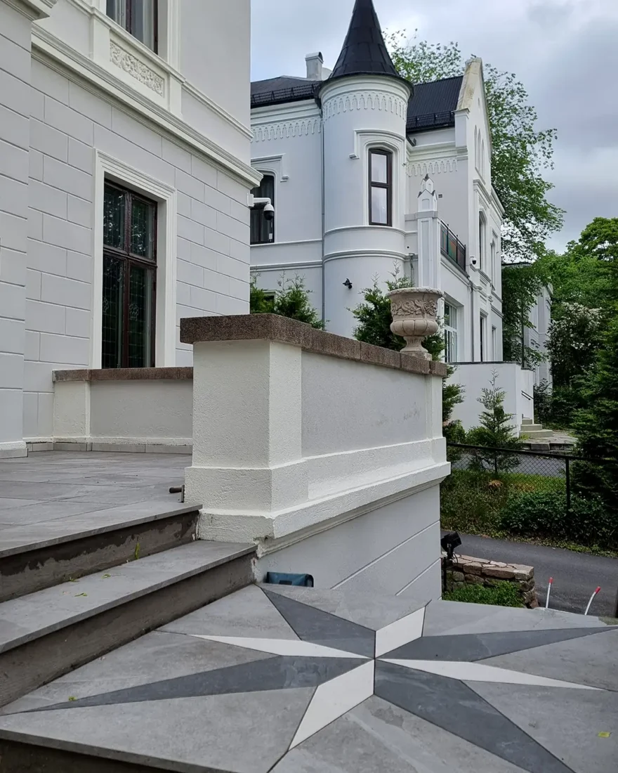 fliser på veranda og trapp ved den italienske ambassade