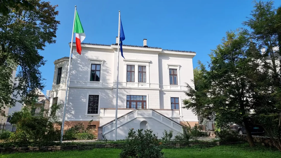 Italienske Ambassade etter antikvarisk fasaderehabilitering. Bygget ble malt med hvitfarget maling på vegger og beig grunnmur