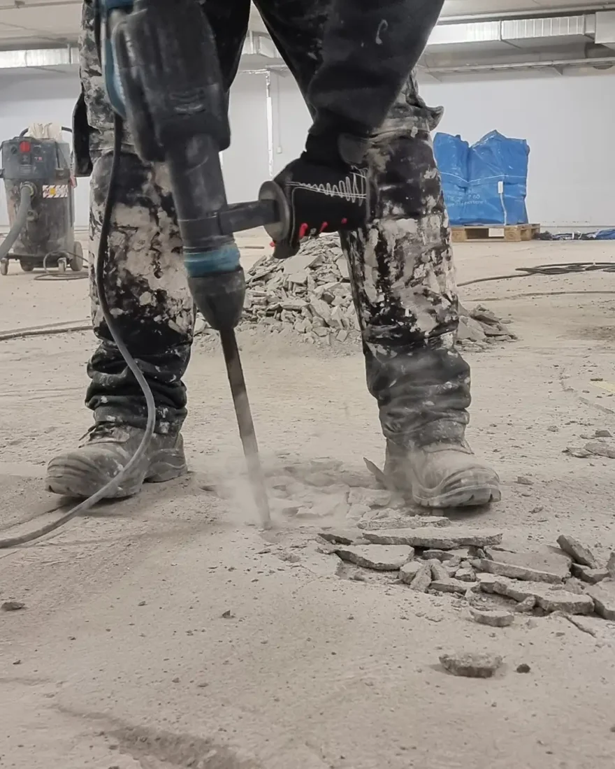 ansatt som driver med betongrehabilitering av phus