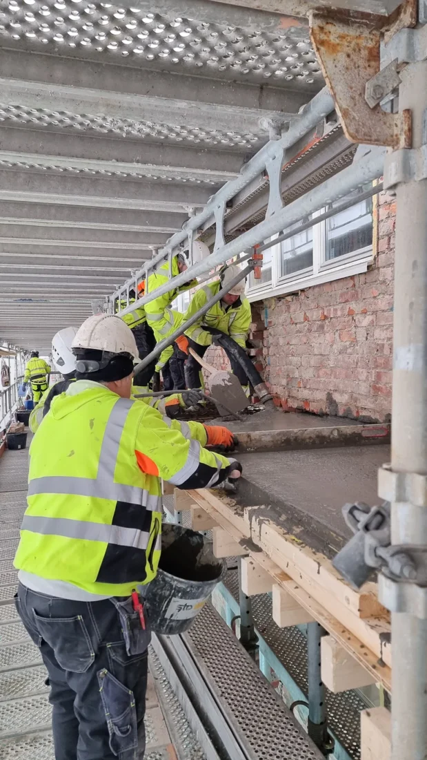 støpe arbeid pågår, nye balkonger skal etableres