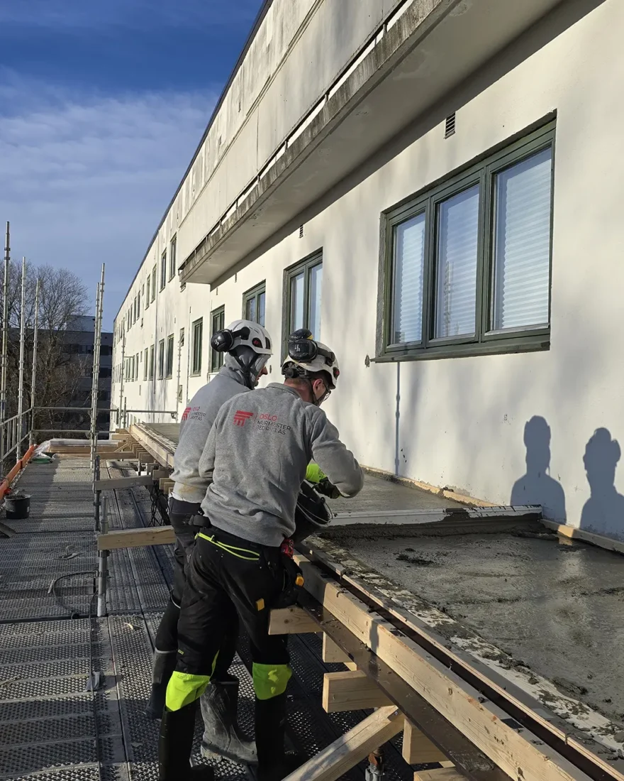 ansatte som støper nye balkonger