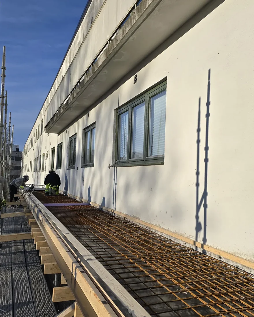 ansatte som støper nye balkonger