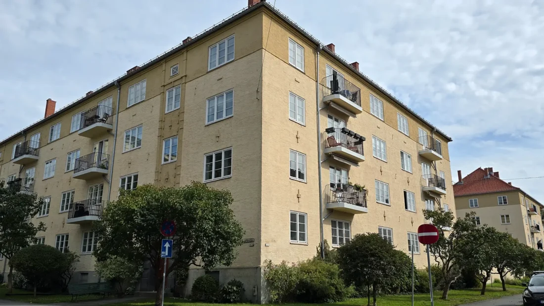 en bygård med nye balkonger