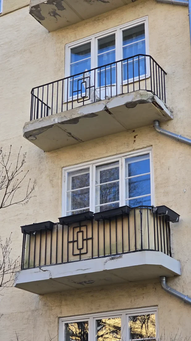 balkonger med store skader