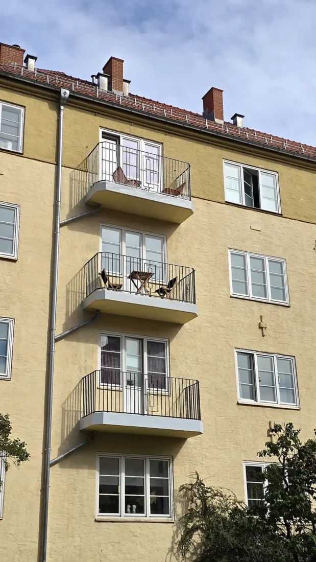en bygård med nye balkonger
