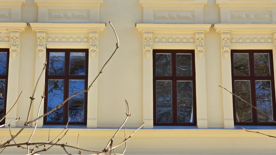 detaljer i en gul fasade