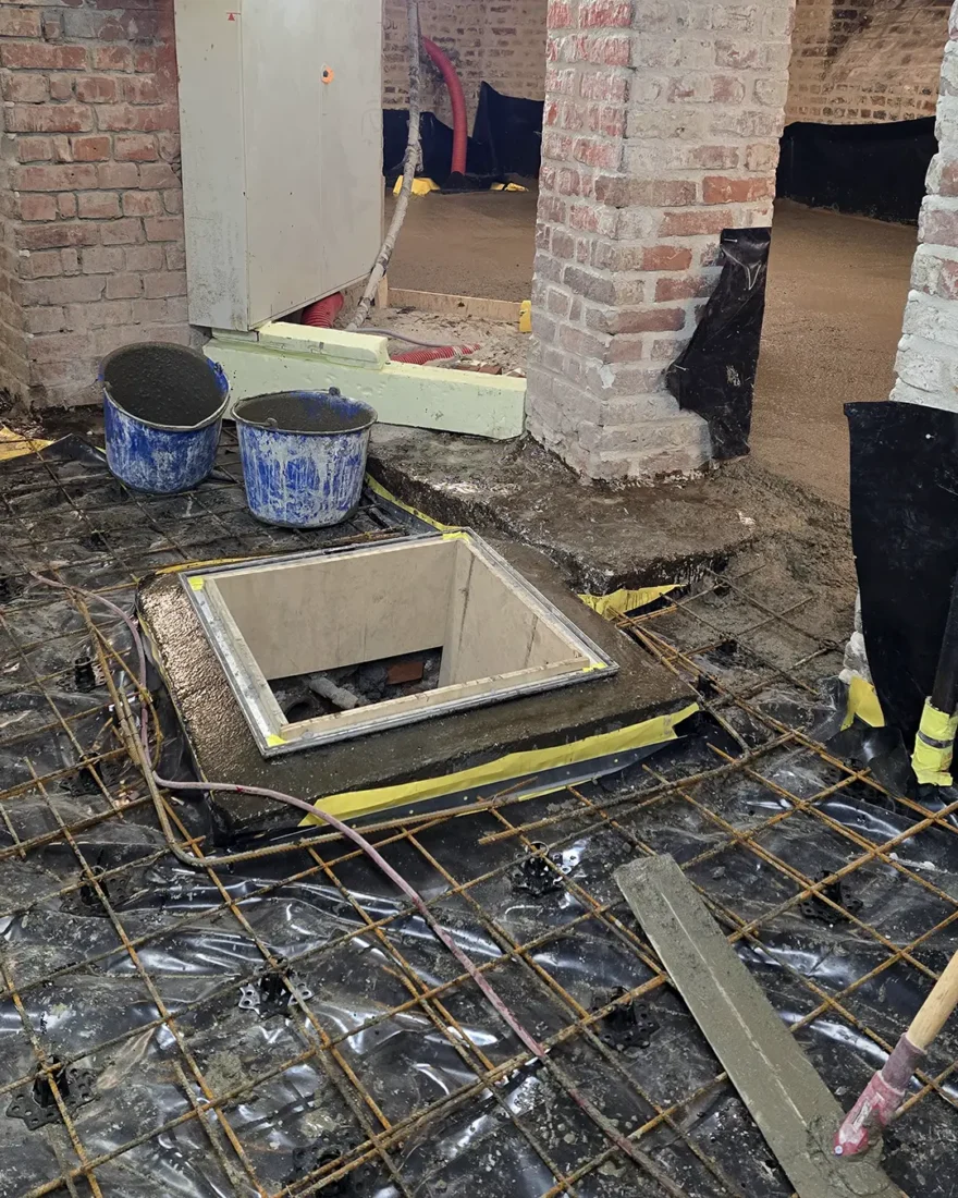 betongarbeid i kjeller som pusses opp