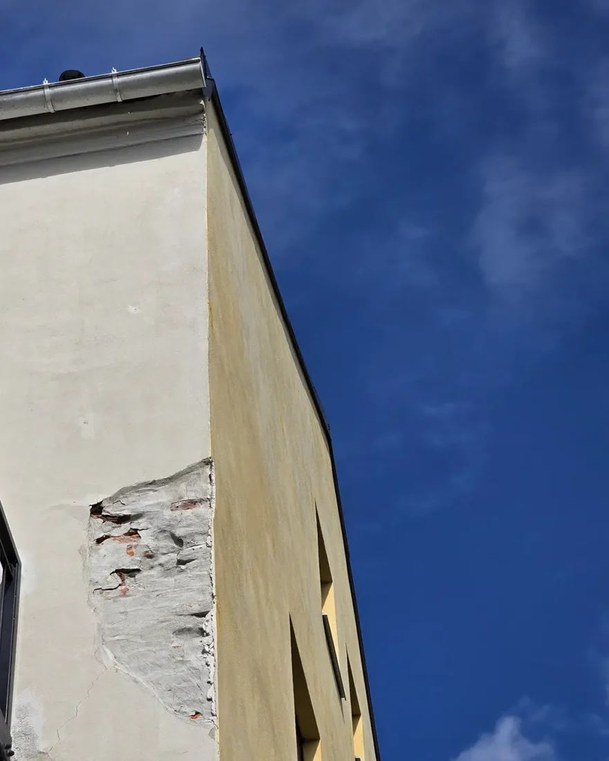 skader i fasade på en bygård i oslo