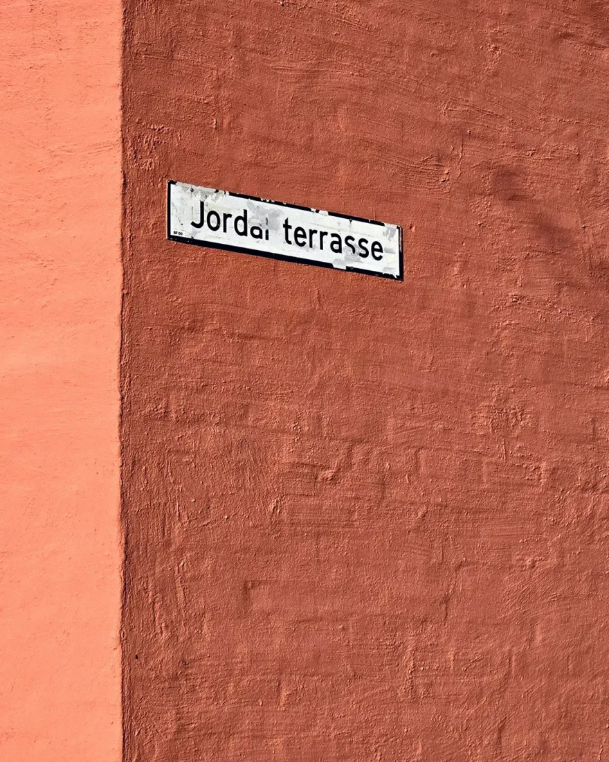 gateskilt med jordal terrasse