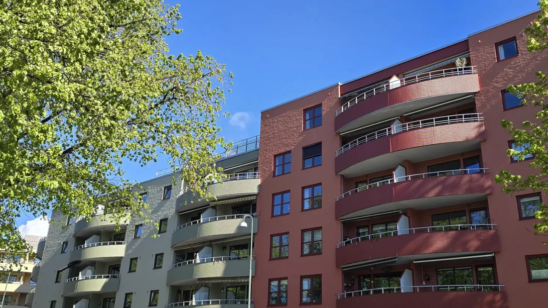 flere bygg ved jordal terresse etter fasadeløft og farge.
