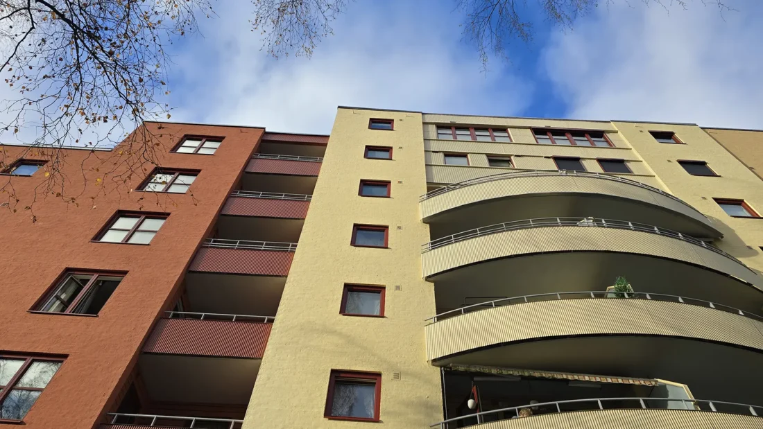 rød og gult bygg ved jordal terrasse, etter fasadearbeid