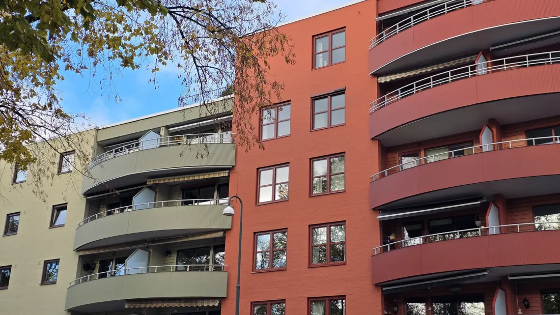 rød og grønt bygg ved jordal terrasse, etter fasadearbeid