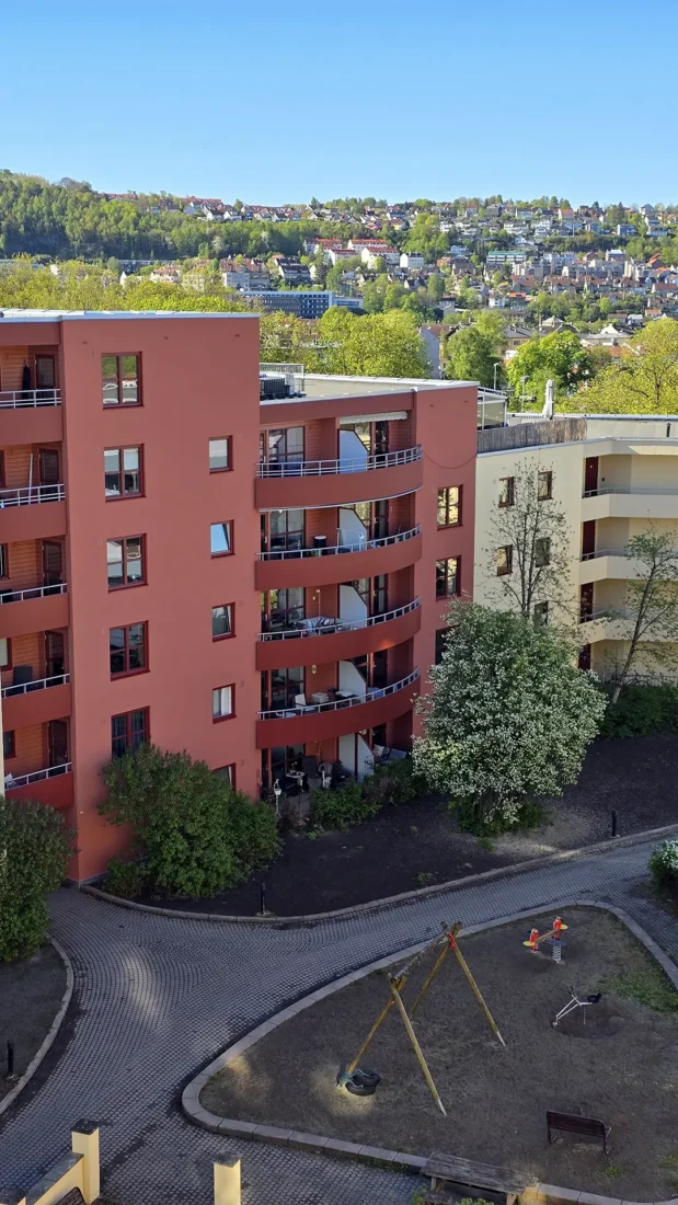 jordal terrasse sett ovenfra etter en fasaderehabilitering. borettslaget har fått ny fasadefarge blå, gul, grønn og rød.