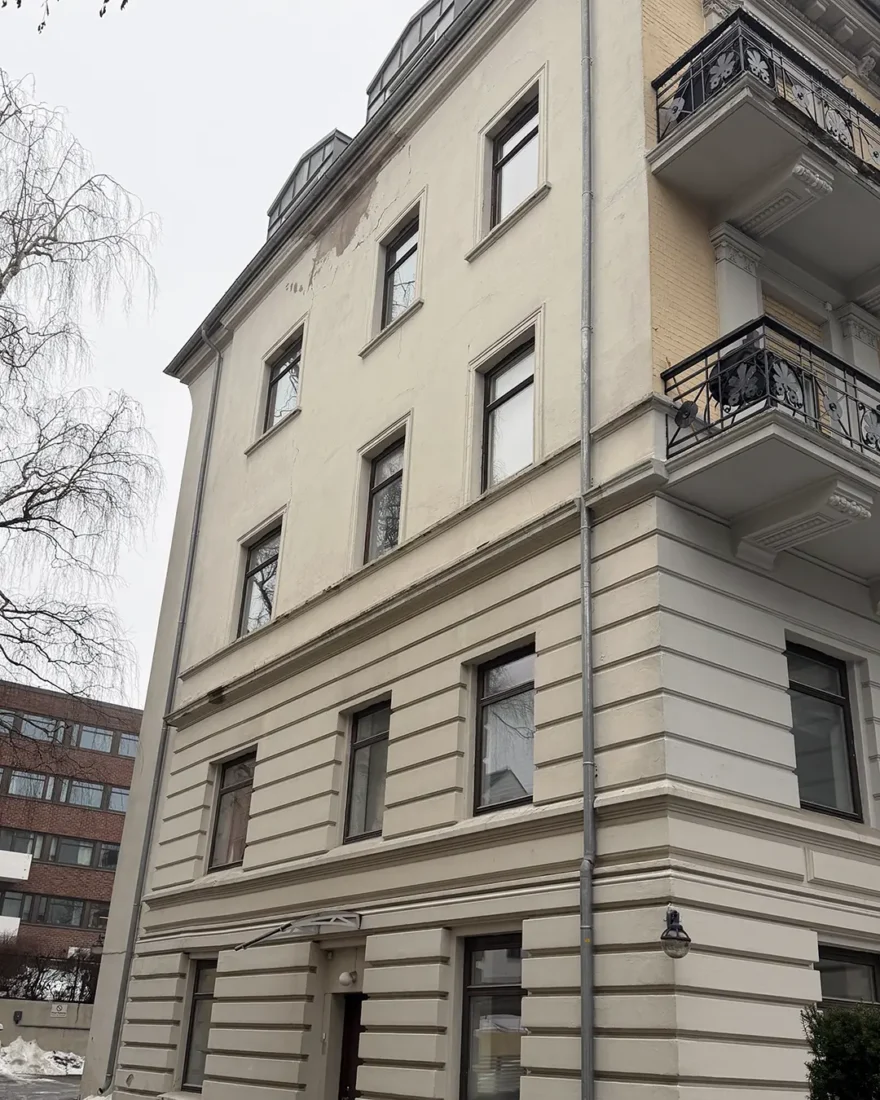 bygget i uraninenborgveien 26 med masse skader i fasaden.