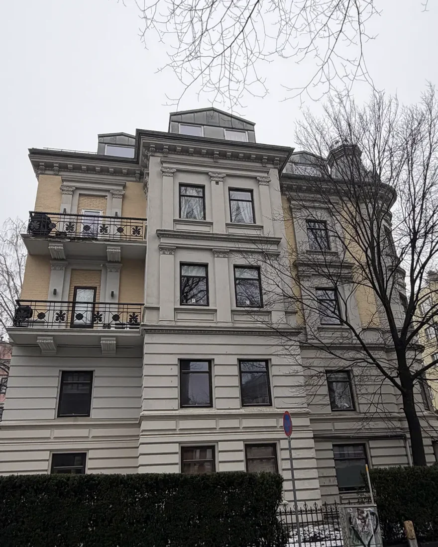 bygget i uraninenborgveien 26 med masse skader i fasaden.