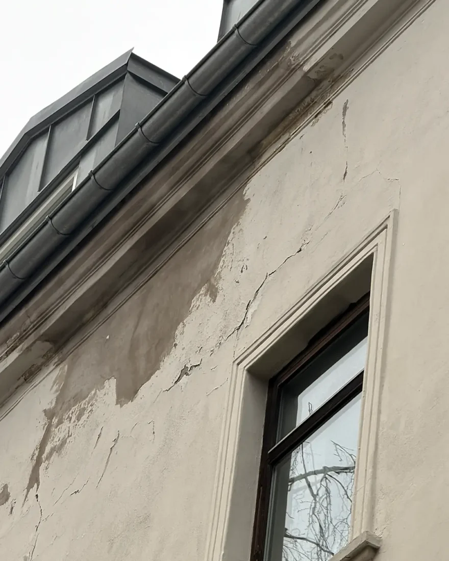 bygget i uraninenborgveien 26 med masse skader i fasaden.