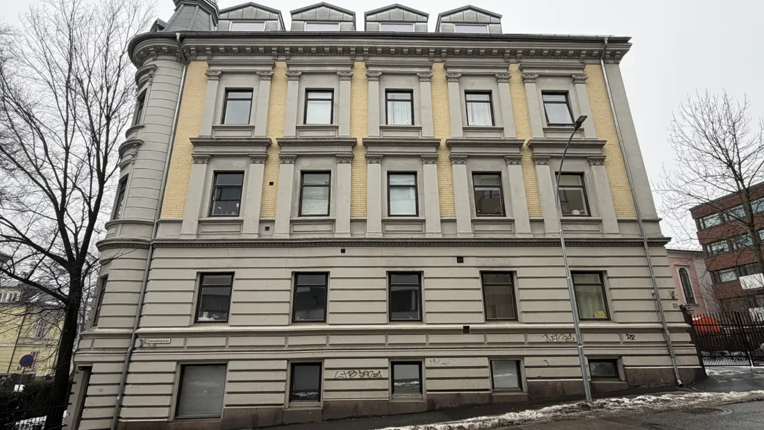 bygget i uraninenborgveien 26 med masse skader i fasaden.