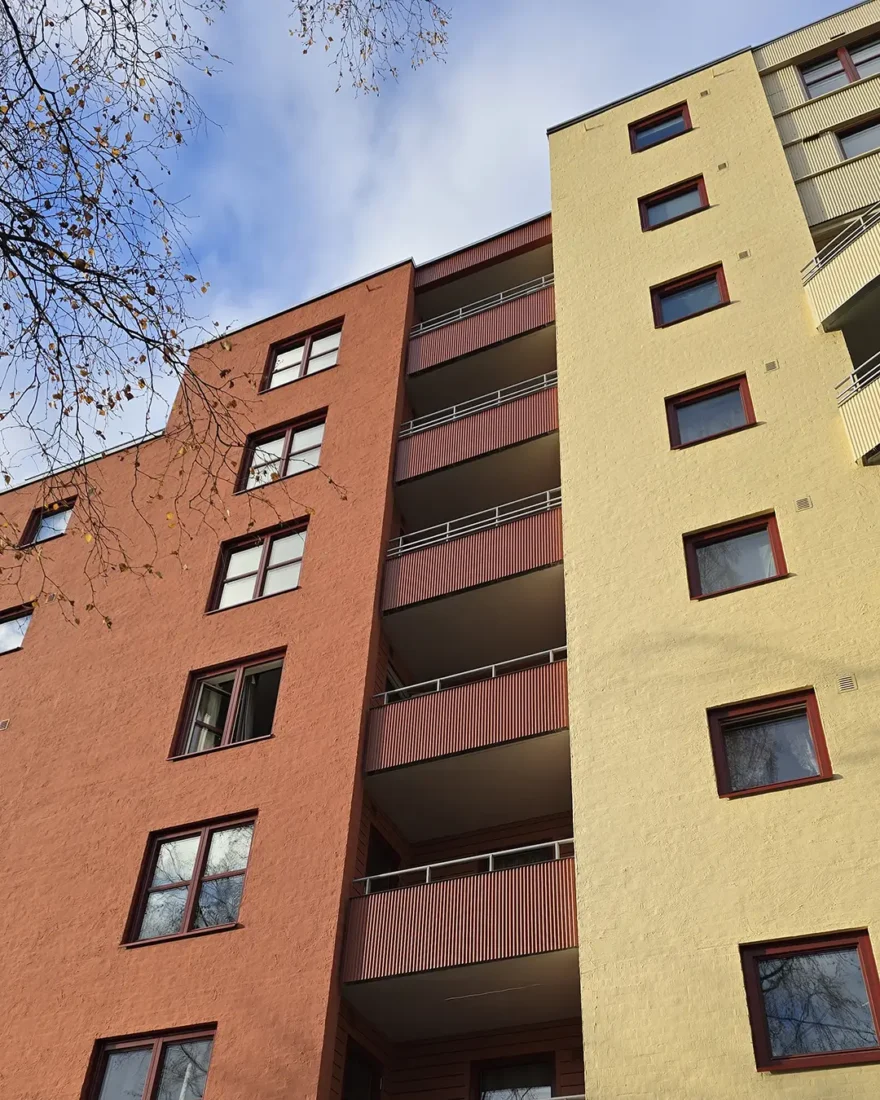 rød og gult bygg ved jordal terrasse, etter fasadearbeid