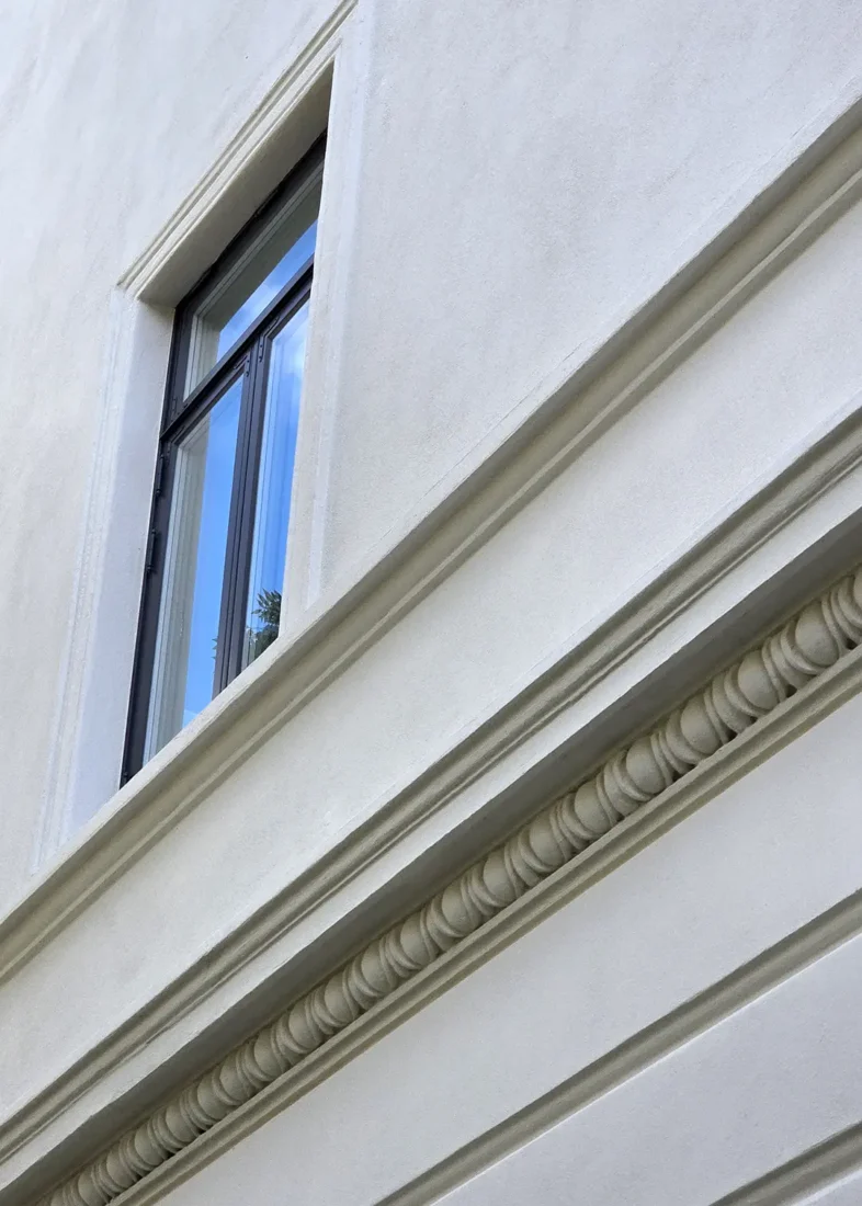 detaljer i fasaden på bygget i uraninenborgveien 26.