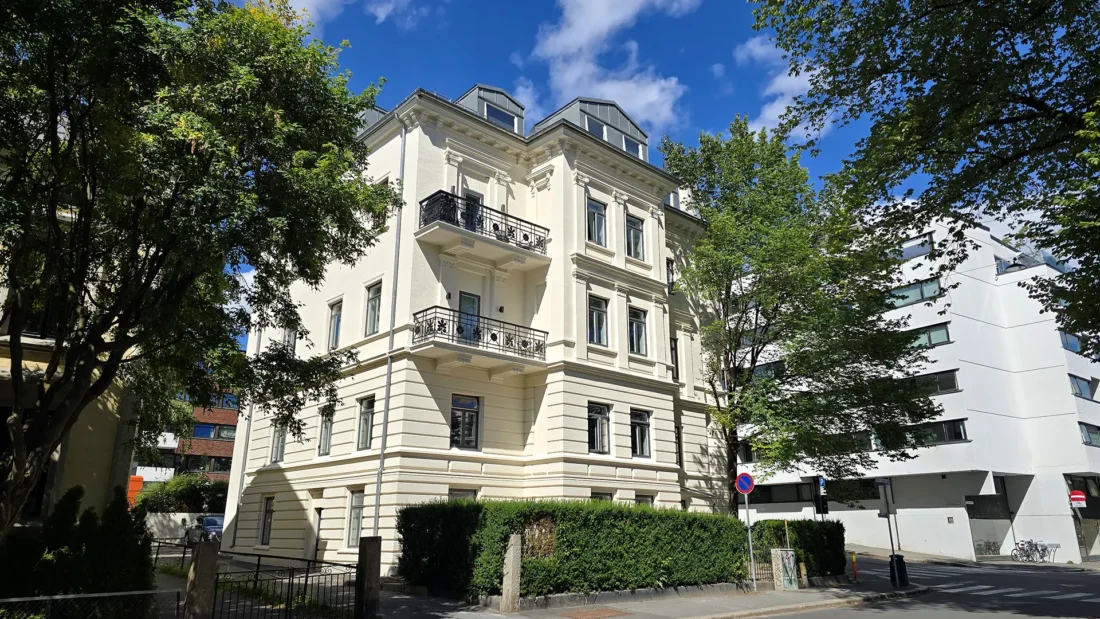 Rehabilitert fasade med balkonger i Uraninenborgveien 26. opprinnelige arkitektoniske detaljer bevart.
