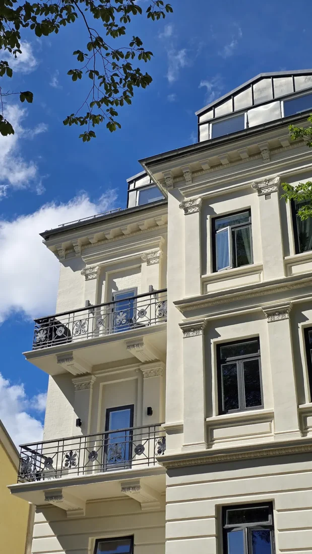 Rehabilitert fasade med balkonger i Uraninenborgveien 26. opprinnelige arkitektoniske detaljer bevart.