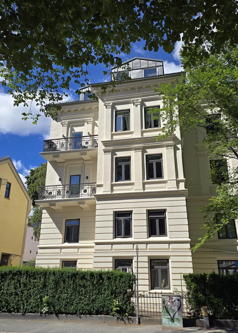 Rehabilitert fasade med balkonger i Uraninenborgveien 26. opprinnelige arkitektoniske detaljer bevart.