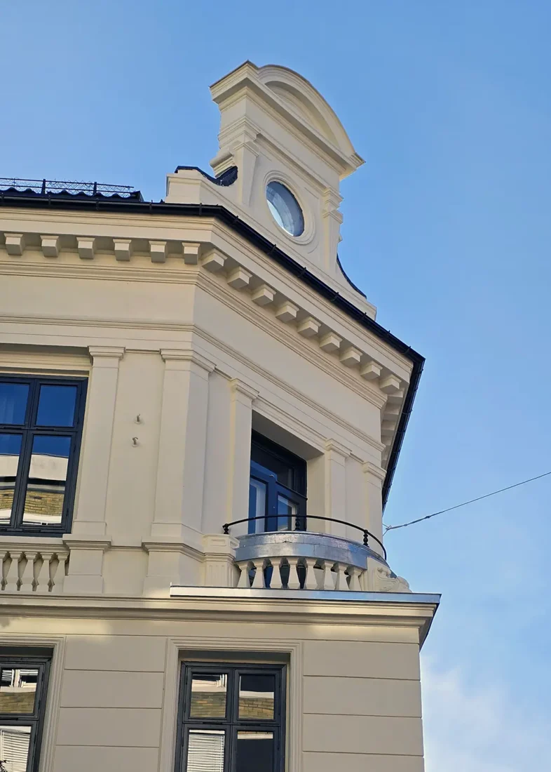 Dronningens gate 8B etter ferdigstilt fasaderehabilitering, med nypussede overflater, rehabiliterte vinduer og nye beslag.