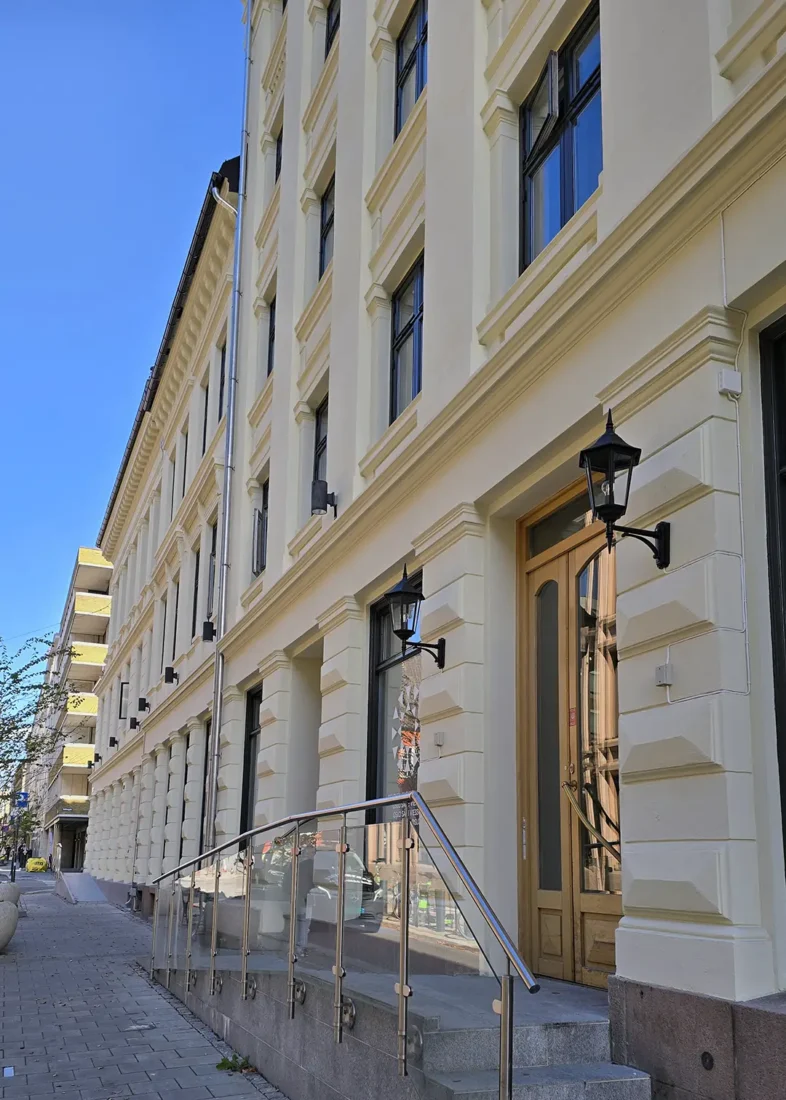 Dronningens gate 8B er en bygård i Kvadraturen oppført i 1881. Bygget har akkurat fått rehabilitert fasaden