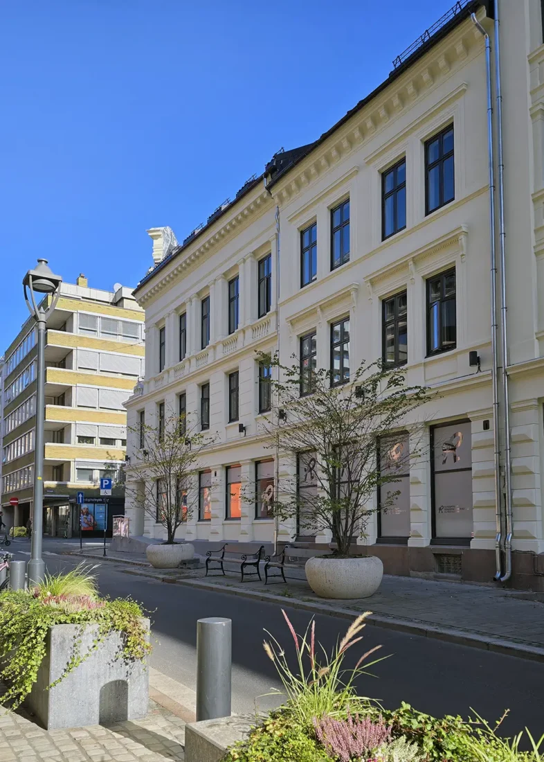 Dronningens gate 8B etter ferdigstilt fasaderehabilitering, med nypussede overflater, rehabiliterte vinduer og nye beslag.