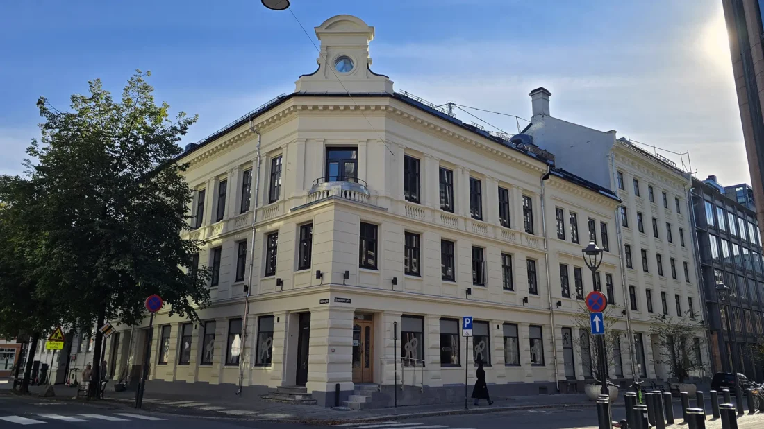 Dronningens gate 8B etter ferdigstilt fasaderehabilitering, med nypussede overflater, rehabiliterte vinduer og nye beslag.