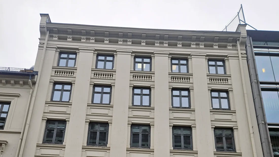 Bygget i Dronningens gate 8 B før fasaden ble rehabilitert