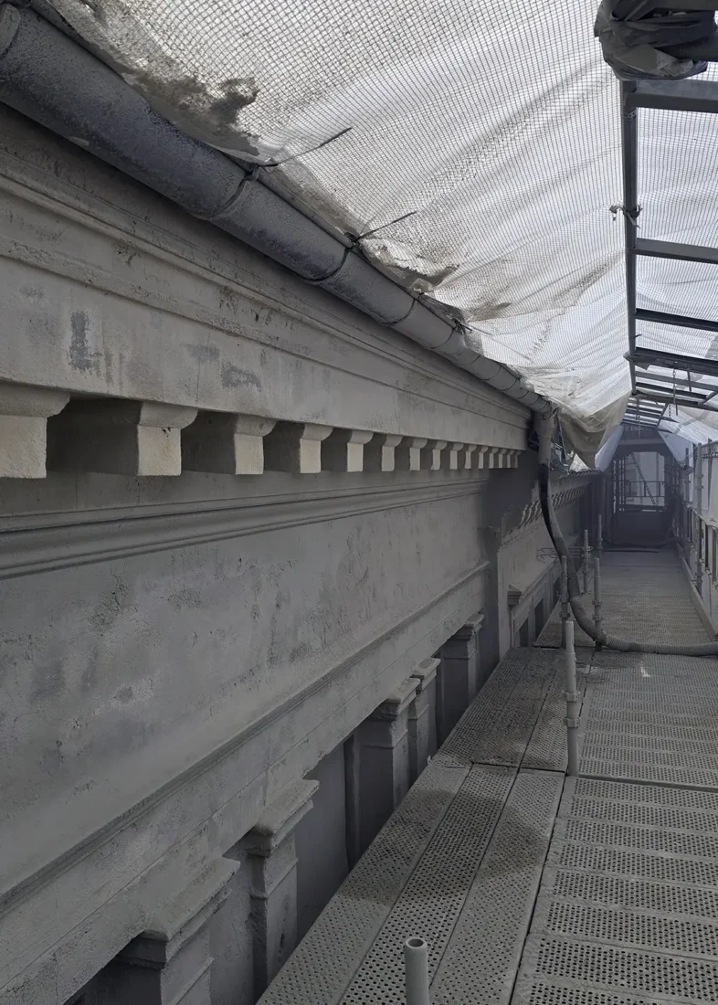 Pågående fasade arbeid i Dronningens gate 8 B.