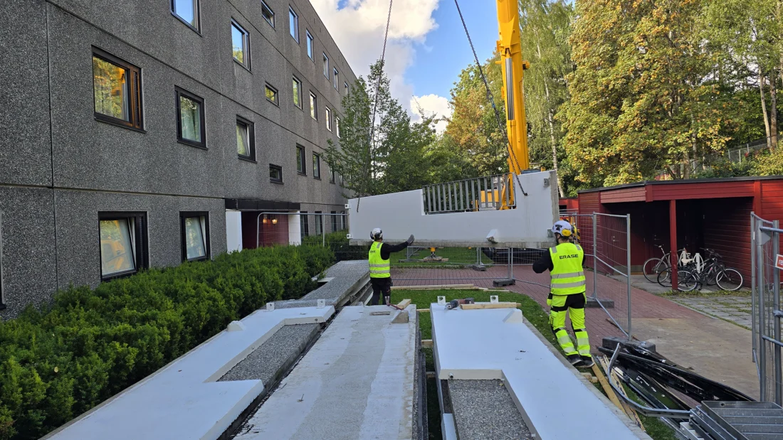 Balkong elementer i betong kranes ned fra bygning til bakken ved Meklenborg Borettslag, grunnet rehabilitering